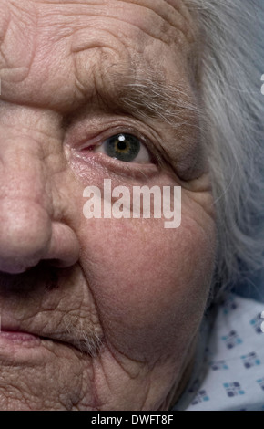 Ältere alte anfällig 100 Jahre alte Dame schließen allein in Hospital Care bed Stockfoto