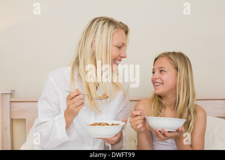 Mutter und Tochter mit Getreide in Schlafzimmer Stockfoto