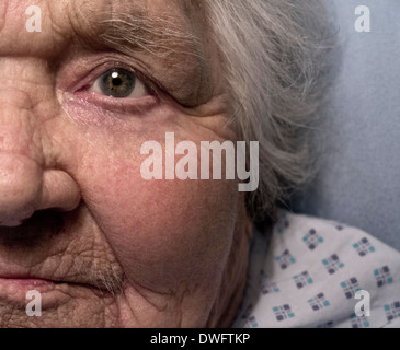 Ältere Dame Gesicht gefährdet 100 Jahre alte Dame allein in der stationären Versorgung Bett ältere Gesundheit Demenz Bett langfristig Stockfoto