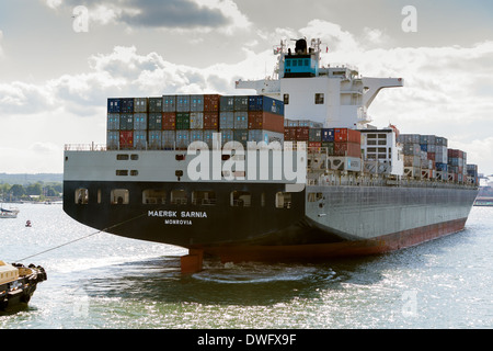 Maersk Sarnia Containerschiff Ankunft in Southampton Container Liegeplatz. Stockfoto