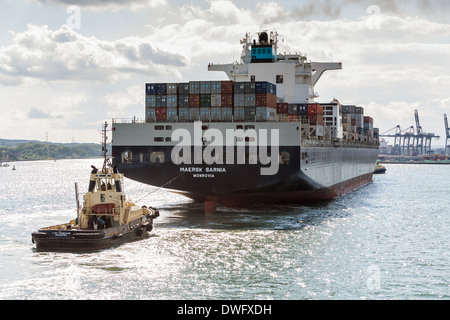 Maersk Sarnia Containerschiff Ankunft in Southampton Container Liegeplatz. Stockfoto