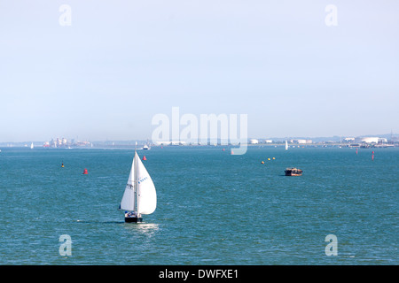 Blick auf Southampton Waters, den solent, zur Isle of Wight UK Stockfoto