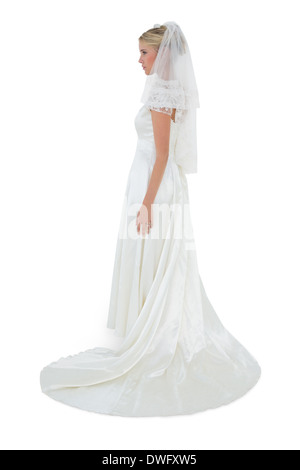 Gesamte Länge der Frau im Hochzeitskleid wegschauen Stockfoto