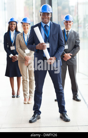 glücklich Afroamerikaner Architekt stand vor Kollegen im modernen Büro Stockfoto
