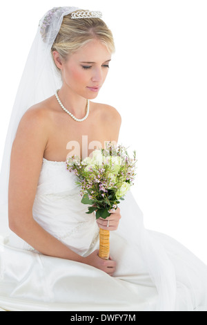 Nachdenklich Braut hält Blumenstrauss Stockfoto