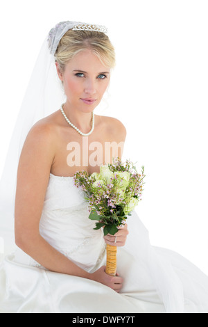 Porträt der Braut hält Blumenstrauss Stockfoto
