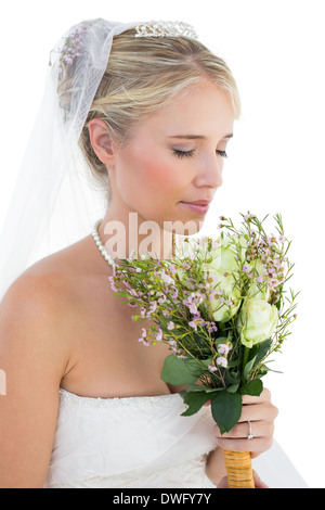 Braut, die duftenden Strauß auf weißem Hintergrund Stockfoto