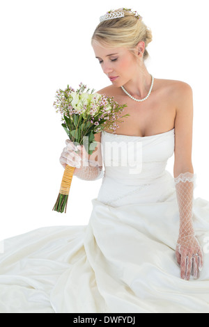 Braut mit Augen geschlossen riechende blumeblumenstrauß Stockfoto