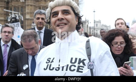 London, UK. 7. März 2014. Rechtsanwälte und Anwälte protestierten außerhalb des Parlaments, dann marschierten zum Bundesministerium der Justiz im Protest gegen geplante Kürzungen der Prozesskostenhilfe Credit: Rachel Megawhat/Alamy Live News Stockfoto