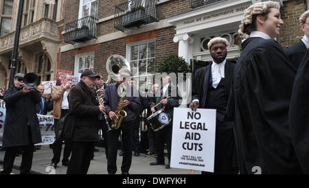 London, UK. 7. März 2014. Die Don Cook Jazz Band begleitet den Marsch. Bildnachweis: Rachel Megawhat/Alamy Live-Nachrichten Stockfoto