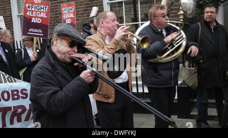 London, UK. 7. März 2014. Die Don Cook Jazz Band begleitet den Marsch. Bildnachweis: Rachel Megawhat/Alamy Live-Nachrichten Stockfoto