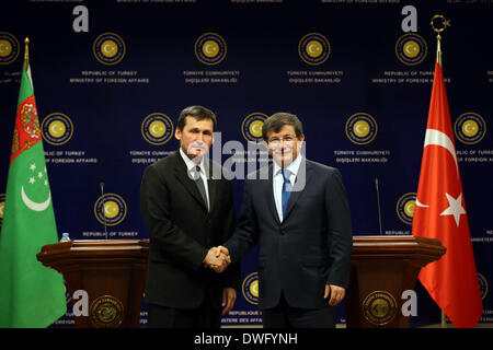 Ankara. 7. März 2014. Turkish Foreign Minister Ahmet Davutoglu (R) schüttelt Hände mit Turkmenistans Außenminister Rasid Meredov während einer gemeinsamen Pressekonferenz in Ankara, am 7. März 2014 zu besuchen. © Mustafa Kaya/Xinhua/Alamy Live-Nachrichten Stockfoto