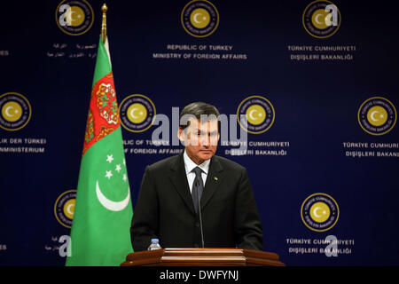 Ankara. 7. März 2014. Besuch Turkmenistans Außenminister Rasid Meredov nimmt an einer gemeinsamen Pressekonferenz mit der türkische Außenminister Ahmet Davutoglu (unsichtbaren) in Ankara, am 7. März 2014. © Mustafa Kaya/Xinhua/Alamy Live-Nachrichten Stockfoto