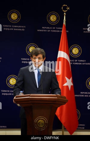 Ankara. 7. März 2014. Der türkische Außenminister Ahmet Davutoglu nimmt an einer gemeinsamen Pressekonferenz mit dem Besuch der Turkmenistans Außenminister Rasid Meredov (unsichtbaren) in Ankara, am 7. März 2014. © Mustafa Kaya/Xinhua/Alamy Live-Nachrichten Stockfoto