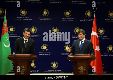 Ankara. 7. März 2014. Turkish Foreign Minister Ahmet Davutoglu (R) nimmt an einer gemeinsamen Pressekonferenz mit dem Besuch der Turkmenistans Außenminister Rasid Meredov in Ankara am 7. März 2014. © Mustafa Kaya/Xinhua/Alamy Live-Nachrichten Stockfoto