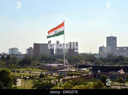 Neu-Delhi, Indien. 7. März 2014. Der größte indische Nationalflagge entfaltet sich im Central Park in Connaught Place in Neu Delhi, Indien, 7. März 2014. Die Flagge 90 Fuß in der Länge, 60 Fuß in der Breite misst und wiegt 35 Kilogramm. © Partha Sarkar/Xinhua/Alamy Live-Nachrichten Stockfoto