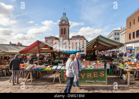 Obst und Gemüse im Chesterfield Markt mit der Markthalle in der Ferne, Chesterfield, England, Großbritannien Stockfoto