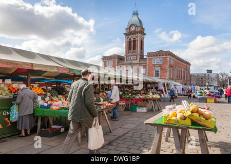 Leute Einkaufen an einem Marktstand für Obst und Gemüse im Chesterfield Markt auf dem Marktplatz, Chesterfield, Derbyshire, England, Großbritannien Stockfoto