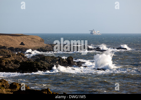 Öl-Versorgungsschiff am Meer nähert sich vorsichtig Eingang zum Hafen von Montrose. N.E.Scotland Stockfoto