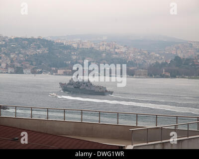 ISTANBUL, Türkei, 7. März 2014. US-Lenkwaffenzerstörer USS Seezielflugkörper durch Istanbul, den Bosporus zum Schwarzen Meer. Bildnachweis: Susanne Meister/Alamy Live-Nachrichten Stockfoto