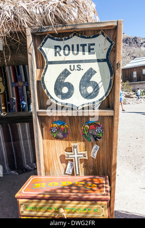 Route 66 anmelden Wilder Westen Cowboy Stadt Oatman, Arizona, USA, Amerika, über die Geschichte der Route 66 berühmt für Schießereien Stockfoto