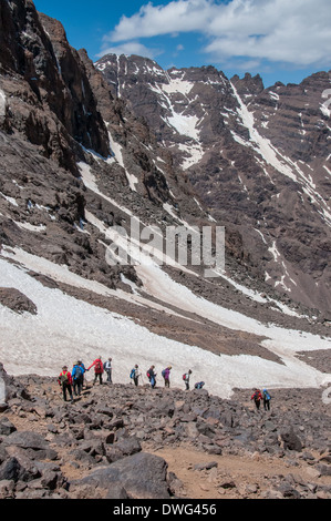 Eine Gruppe von Wanderern, die Rückkehr vom Gipfel des Toubkal in Marokko Stockfoto