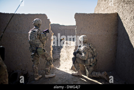 US-Armeesoldaten bieten Sicherheit für afghanische Soldaten suchen eine Verbindung während einer Patrouille der Aufklärung während Betrieb Alamo Scout 12. Februar 2014 in der Provinz Kandahar, Afghanistan. Stockfoto