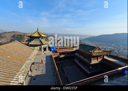 Blick vom Dach des Red Palace von Putuo Zongcheng Tempel. Provinz Hebei, Chengde, China. Stockfoto