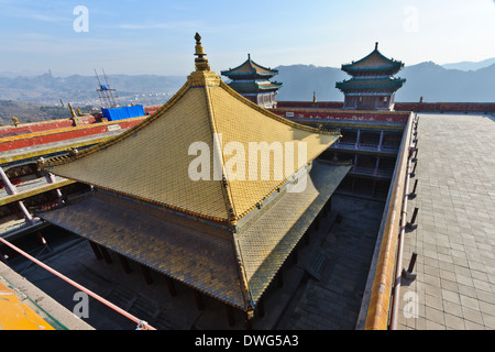 Das goldene Dach des Wanfaguiyi Halle. vom Dach des Red Palace von Putuo Zongcheng Tempel gesehen. Provinz Hebei, Chengde, China. Stockfoto