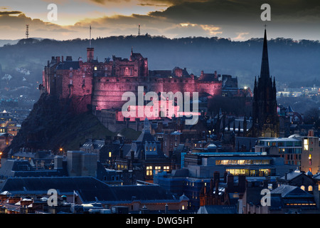 Edinburgh Castle in der Abenddämmerung aus aus Salisbury Crags gesehen. Stockfoto