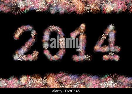Text von zwei tausend und vierzehn ins Dunkel unterrühren Sie Feuerwerk. Stockfoto