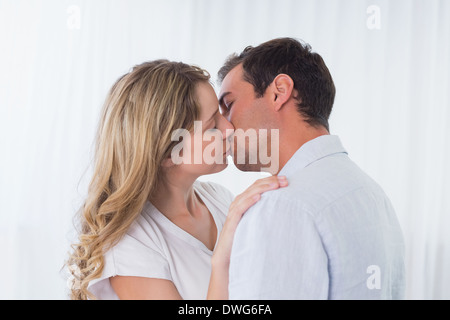 Nahaufnahme Seitenansicht von einem liebenden paar küssen Stockfoto