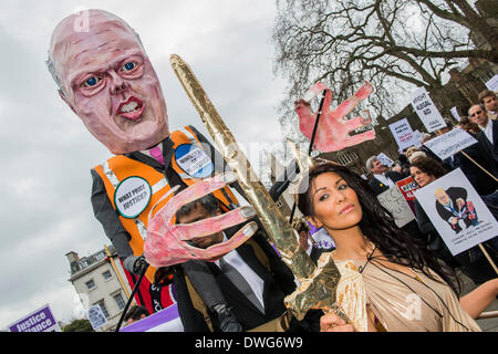 London, UK. 7. März 2014. Hunderte von Juristen und Rechtsanwälte inszeniert in Westminster aus Protest gegen Kürzungen der Prozesskostenhilfe. Sie trugen damit ein riesiges Bildnis von Chris Grayling, der Justizminister und wurden unter der Leitung von "Gerechtigkeit" in einem gold-Kostüm.  Lautsprecher im Lieferumfang enthalten - Sadiq Khan ist die Arbeits-Wartungstafel für Tooting und Schattenminister für London, Shami Chakrabarti Direktor der Freiheit, der Unschärfe Schlagzeuger-gedreht-Anwalt Dave Rowntree und Paddy Hill, einer der Birmingham sechs.  Häuser von Parlament, Westminster, London, UK 7. März 2014. Bildnachweis: Guy Bell/Alamy Live-Nachrichten Stockfoto