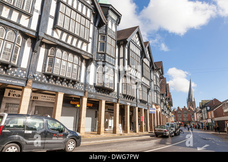 Tudor Revival Stil (aka Mock Tudor) Gebäude auf Knifesmithgate, Chesterfield, England, UK. St Marys Kirche mit dem Schiefen Turm ist in der Ferne Stockfoto