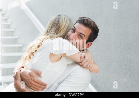 Seitenansicht von einem liebenden paar umarmt Stockfoto