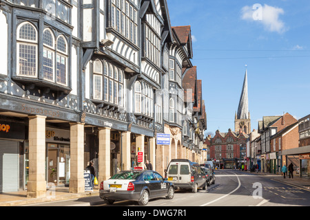 Tudor Revival (Mock Tudor) Gebäude auf Knifesmithgate in Chesterfield Stadtzentrum mit der St Marys Kirchturm in der Ferne, England, Großbritannien Stockfoto