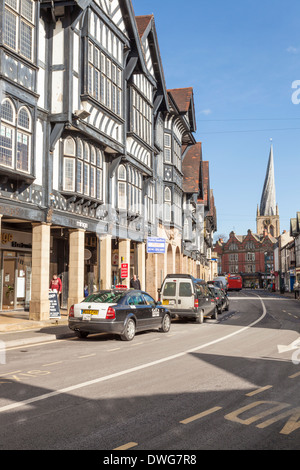 Knifesmithgate in Chesterfield Zentrum und der Kirche mit dem schiefen Turm in der Ferne, England, Großbritannien Stockfoto