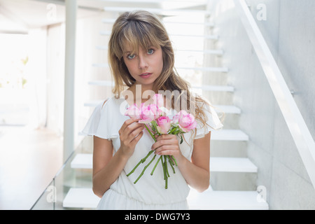 Porträt einer schönen traurige Frau mit Blumen auf Treppen Stockfoto