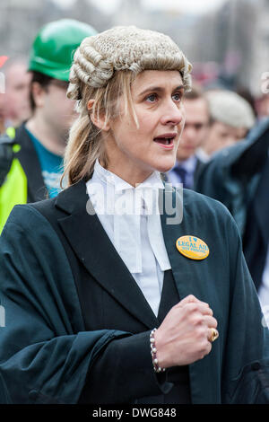 London, UK. 7. März 2014. Hunderte von Juristen und Rechtsanwälte inszeniert in Westminster aus Protest gegen Kürzungen der Prozesskostenhilfe. Sie trugen damit ein riesiges Bildnis von Chris Grayling, der Justizminister und wurden unter der Leitung von "Gerechtigkeit" in einem gold-Kostüm.  Lautsprecher im Lieferumfang enthalten - Sadiq Khan ist die Arbeits-Wartungstafel für Tooting und Schattenminister für London, Shami Chakrabarti Direktor der Freiheit, der Unschärfe Schlagzeuger-gedreht-Anwalt Dave Rowntree und Paddy Hill, einer der Birmingham sechs.  Häuser von Parlament, Westminster, London, UK 7. März 2014. Bildnachweis: Guy Bell/Alamy Live-Nachrichten Stockfoto