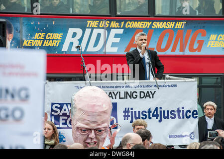 London, UK. 7. März 2014. Hunderte von Juristen und Rechtsanwälte inszeniert in Westminster aus Protest gegen Kürzungen der Prozesskostenhilfe. Sie trugen damit ein riesiges Bildnis von Chris Grayling, der Justizminister und wurden unter der Leitung von "Gerechtigkeit" in einem gold-Kostüm.  Lautsprecher im Lieferumfang enthalten - Sadiq Khan (im Bild) ist die Arbeits-Wartungstafel für Tooting und Schattenminister für London, Shami Chakrabarti Direktor der Freiheit, der Unschärfe Schlagzeuger-gedreht-Anwalt Dave Rowntree und Paddy Hill, einer der Birmingham sechs.  Häuser von Parlament, Westminster, London, UK 7. März 2014. Bildnachweis: Guy Bell/Alamy Live-Nachrichten Stockfoto