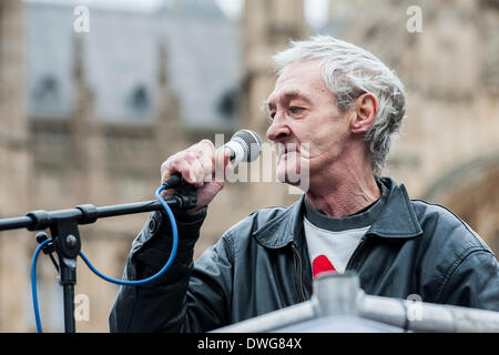 London, UK. 7. März 2014. Hunderte von Juristen und Rechtsanwälte inszeniert in Westminster aus Protest gegen Kürzungen der Prozesskostenhilfe. Sie trugen damit ein riesiges Bildnis von Chris Grayling, der Justizminister und wurden unter der Leitung von "Gerechtigkeit" in einem gold-Kostüm.  Lautsprecher im Lieferumfang enthalten - Sadiq Khan ist die Arbeits-Wartungstafel für Tooting und Schatten minister für London, Shami Chakrabarti Direktor der Freiheit, der Unschärfe Schlagzeuger-gedreht-Anwalt Dave Rowntree und Paddy Hill (Bild), einer der Birmingham sechs.  Häuser von Parlament, Westminster, London, UK 7. März 2014. Bildnachweis: Guy Bell/Alamy Live-Nachrichten Stockfoto