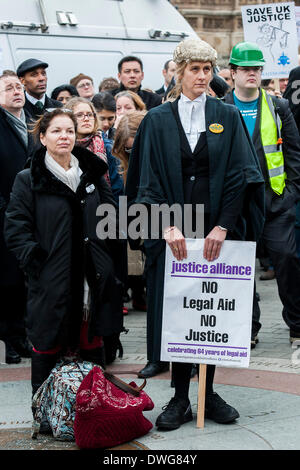 London, UK. 7. März 2014. Hunderte von Juristen und Rechtsanwälte inszeniert in Westminster aus Protest gegen Kürzungen der Prozesskostenhilfe. Sie trugen damit ein riesiges Bildnis von Chris Grayling, der Justizminister und wurden unter der Leitung von "Gerechtigkeit" in einem gold-Kostüm.  Lautsprecher im Lieferumfang enthalten - Sadiq Khan ist die Arbeits-Wartungstafel für Tooting und Schattenminister für London, Shami Chakrabarti Direktor der Freiheit, der Unschärfe Schlagzeuger-gedreht-Anwalt Dave Rowntree und Paddy Hill, einer der Birmingham sechs.  Häuser von Parlament, Westminster, London, UK 7. März 2014. Bildnachweis: Guy Bell/Alamy Live-Nachrichten Stockfoto