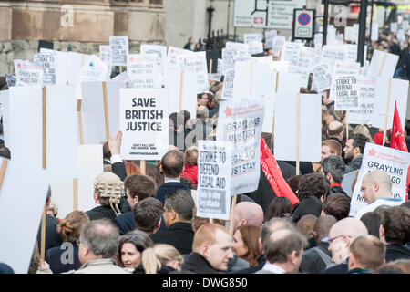 London, UK. 7. März 2014. Hunderte von Juristen und Rechtsanwälte inszeniert in Westminster aus Protest gegen Kürzungen der Prozesskostenhilfe. Sie trugen damit ein riesiges Bildnis von Chris Grayling, der Justizminister und wurden unter der Leitung von "Gerechtigkeit" in einem gold-Kostüm.  Lautsprecher im Lieferumfang enthalten - Sadiq Khan ist die Arbeits-Wartungstafel für Tooting und Schattenminister für London, Shami Chakrabarti Direktor der Freiheit, der Unschärfe Schlagzeuger-gedreht-Anwalt Dave Rowntree und Paddy Hill, einer der Birmingham sechs.  Häuser von Parlament, Westminster, London, UK 7. März 2014. Bildnachweis: Guy Bell/Alamy Live-Nachrichten Stockfoto