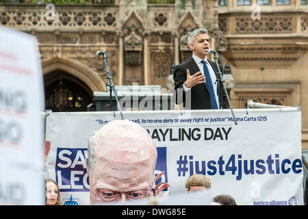 London, UK. 7. März 2014. Hunderte von Juristen und Rechtsanwälte inszeniert in Westminster aus Protest gegen Kürzungen der Prozesskostenhilfe. Sie trugen damit ein riesiges Bildnis von Chris Grayling, der Justizminister und wurden unter der Leitung von "Gerechtigkeit" in einem gold-Kostüm.  Lautsprecher im Lieferumfang enthalten - Sadiq Khan (im Bild) ist die Arbeits-Wartungstafel für Tooting und Schattenminister für London, Shami Chakrabarti Direktor der Freiheit, der Unschärfe Schlagzeuger-gedreht-Anwalt Dave Rowntree und Paddy Hill, einer der Birmingham sechs.  Häuser von Parlament, Westminster, London, UK 7. März 2014. Bildnachweis: Guy Bell/Alamy Live-Nachrichten Stockfoto