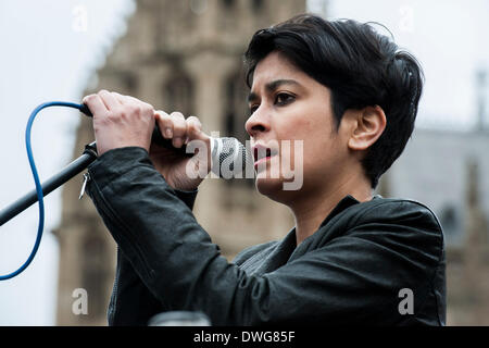 London, UK. 7. März 2014. Hunderte von Juristen und Rechtsanwälte inszeniert in Westminster aus Protest gegen Kürzungen der Prozesskostenhilfe. Sie trugen damit ein riesiges Bildnis von Chris Grayling, der Justizminister und wurden unter der Leitung von "Gerechtigkeit" in einem gold-Kostüm.  Lautsprecher im Lieferumfang enthalten - Sadiq Khan ist die Arbeits-Wartungstafel für Tooting und Schattenminister für London, Shami Chakrabarti Direktor der Freiheit, der Unschärfe Schlagzeuger-gedreht-Anwalt Dave Rowntree und Paddy Hill, einer der Birmingham sechs.  Häuser von Parlament, Westminster, London, UK 7. März 2014. Bildnachweis: Guy Bell/Alamy Live-Nachrichten Stockfoto