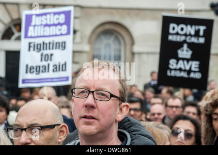 London, UK. 7. März 2014. Hunderte von Juristen und Rechtsanwälte inszeniert in Westminster aus Protest gegen Kürzungen der Prozesskostenhilfe. Sie trugen damit ein riesiges Bildnis von Chris Grayling, der Justizminister und wurden unter der Leitung von "Gerechtigkeit" in einem gold-Kostüm.  Lautsprecher im Lieferumfang enthalten - Sadiq Khan ist die Arbeits-Wartungstafel für Tooting und Schattenminister für London, Shami Chakrabarti Direktor der Freiheit, der Unschärfe Schlagzeuger-gedreht-Anwalt Dave Rowntree (im Bild) und Paddy Hill, einer der Birmingham sechs.  Häuser von Parlament, Westminster, London, UK 7. März 2014. Bildnachweis: Guy Bell/Alamy Live-Nachrichten Stockfoto