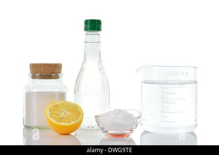 Umweltfreundliche natürliche Reiniger. Essig, Backpulver, Salz, Zitronensaft und Wasser im Messbecher auf weißem Hintergrund. Hausgemacht. Stockfoto