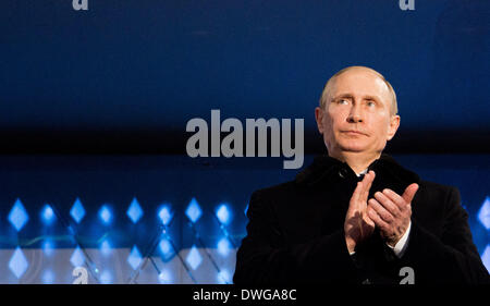 Sotschi, Russland. 7. März 2014. Der russische Präsident Vladimir Putin begrüßt während der Eröffnungsfeier im Olympiastadion Fisht in 2014 Paralympischen Winterspiele in Sotschi, Sotschi, Russland, 7. März 2014.  Bildnachweis: Dpa picture Alliance/Alamy Live News Stockfoto