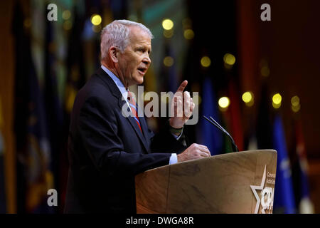 National Harbor, Maryland, USA. 7. März 2014. Pensionierter Oberstleutnant Oliver North spricht während einer Adresse an die Delegierten am konservativen politischen Aktion Konferenz (CPAC). Alamy/Trevor Collens. Stockfoto