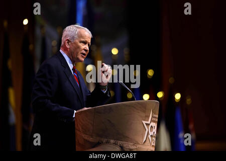 National Harbor, Maryland, USA. 7. März 2014. Pensionierter Oberstleutnant Oliver North spricht während einer Adresse an die Delegierten am konservativen politischen Aktion Konferenz (CPAC). Alamy/Trevor Collens. Stockfoto